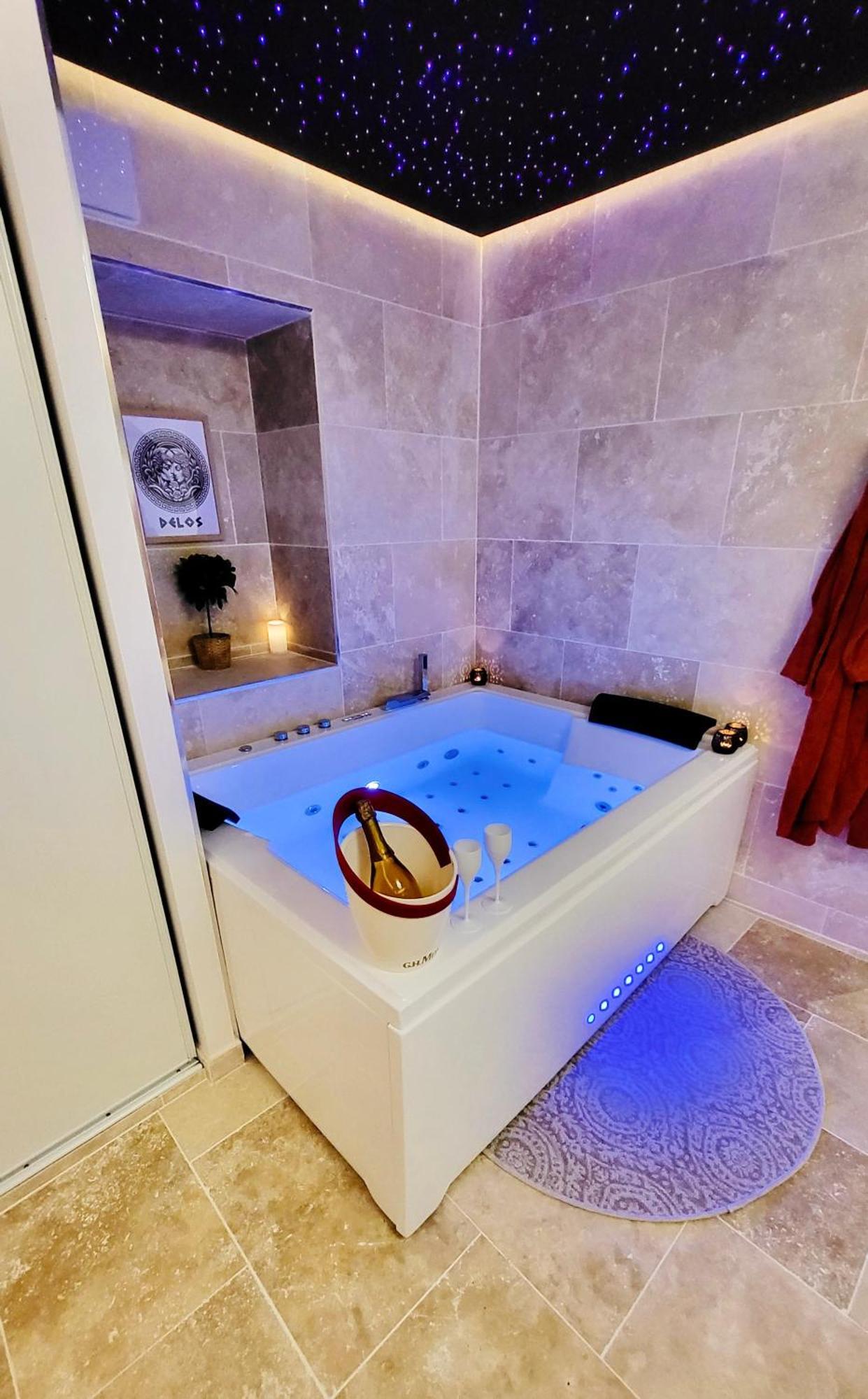 - La Suite Delos - Jacuzzi 2 Places - Centre Ville A Pied - Lit Queen Size - Parking Privee - Wifi - City Center Within Walking Distance - Κεμπέρ Εξωτερικό φωτογραφία