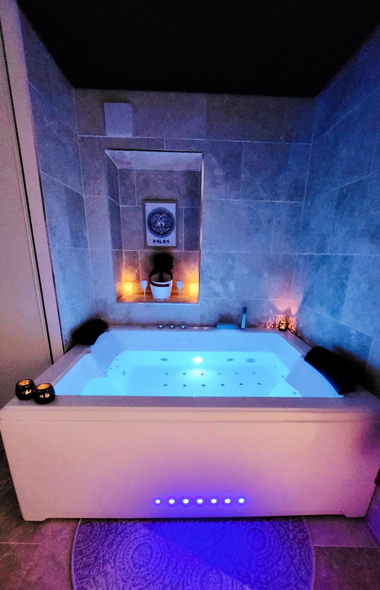 - La Suite Delos - Jacuzzi 2 Places - Centre Ville A Pied - Lit Queen Size - Parking Privee - Wifi - City Center Within Walking Distance - Κεμπέρ Εξωτερικό φωτογραφία